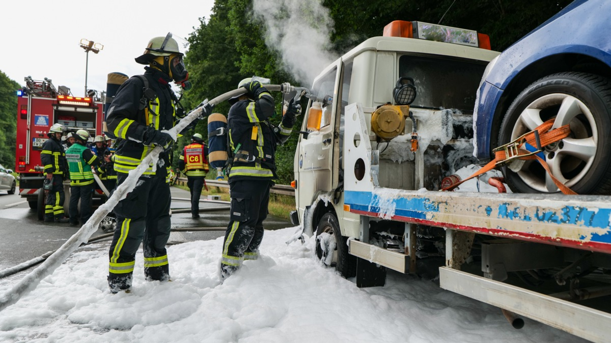 FW-DO: Fahrzeugbrand auf der B236 - Ersthelfer aus Bremen verhindern Schlimmeres - Foto: presseportal.de