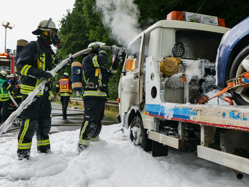 FW-DO: Fahrzeugbrand auf der B236 - Ersthelfer aus Bremen verhindern Schlimmeres - Foto: presseportal.de