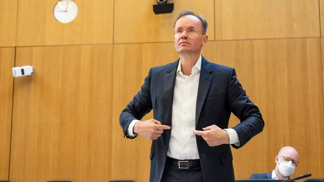 Ex-Vorstandschef Braun steht im Zentrum des Prozesses. - Bild: Lennart Preiss/dpa