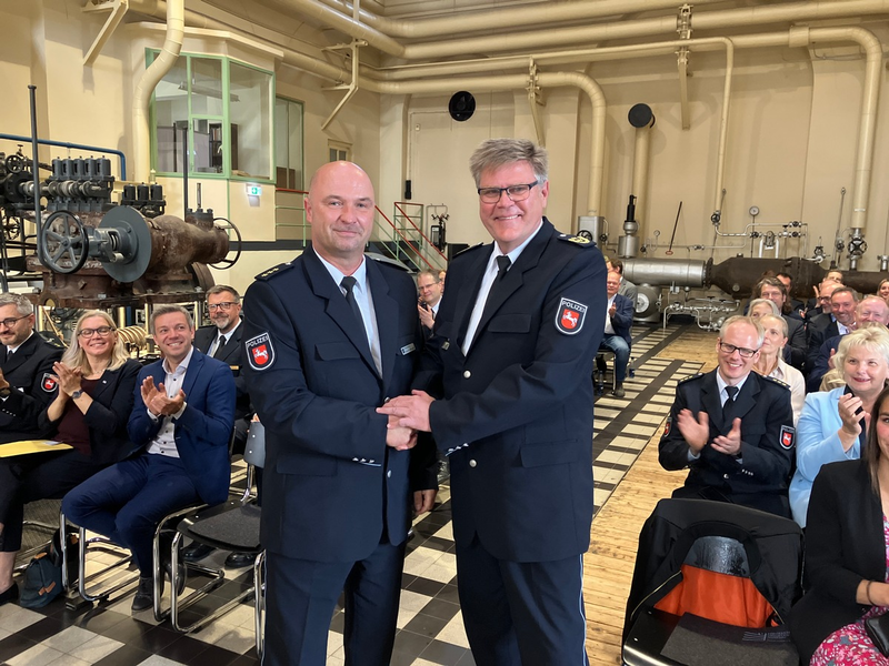 POL-OLD: Polizeipräsident führt neuen Inspektionsleiter in Delmenhorst in sein Amt ein +++ Polizeidirektor Carsten Hoffmeyer kehrt beruflich in die Heimatstadt zurück +++ - Foto: presseportal.de