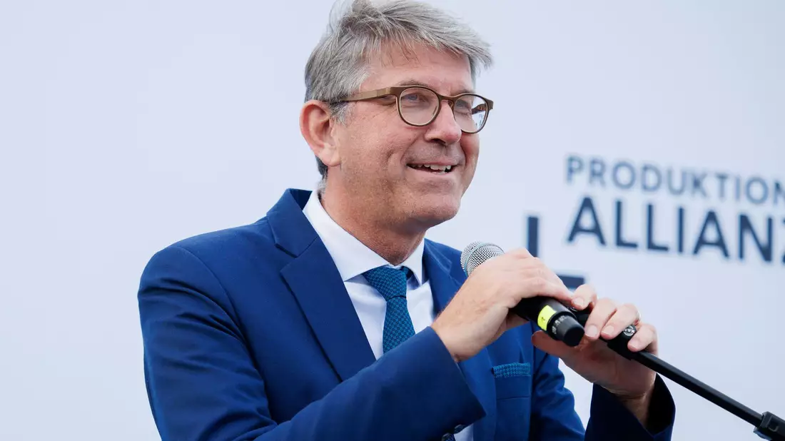 Kulturstaatsminister Wolfram Weimer nannte in der Haushaltsdebatte seine Schwerpunkte - dazu gehört auch die Filmföderung in Deutschland. (Archivbild) - Bild: Carsten Koall/dpa