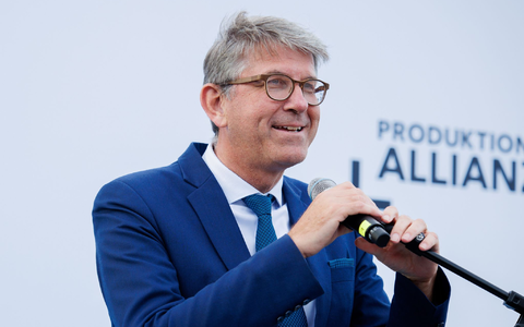Kulturstaatsminister Wolfram Weimer nannte in der Haushaltsdebatte seine Schwerpunkte - dazu gehört auch die Filmföderung in Deutschland. (Archivbild) - Foto: Carsten Koall/dpa