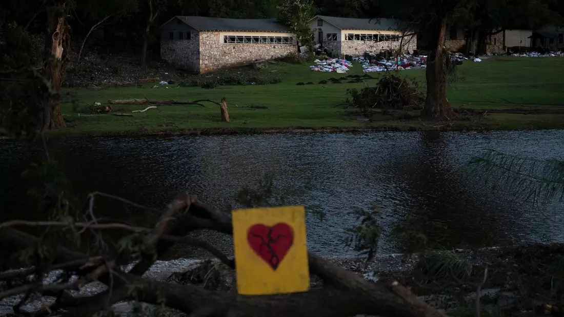 Unter den Toten sind auch mindestens 27 Kinder und Betreuer eines Sommercamps. - Bild: Eli Hartman/AP/dpa