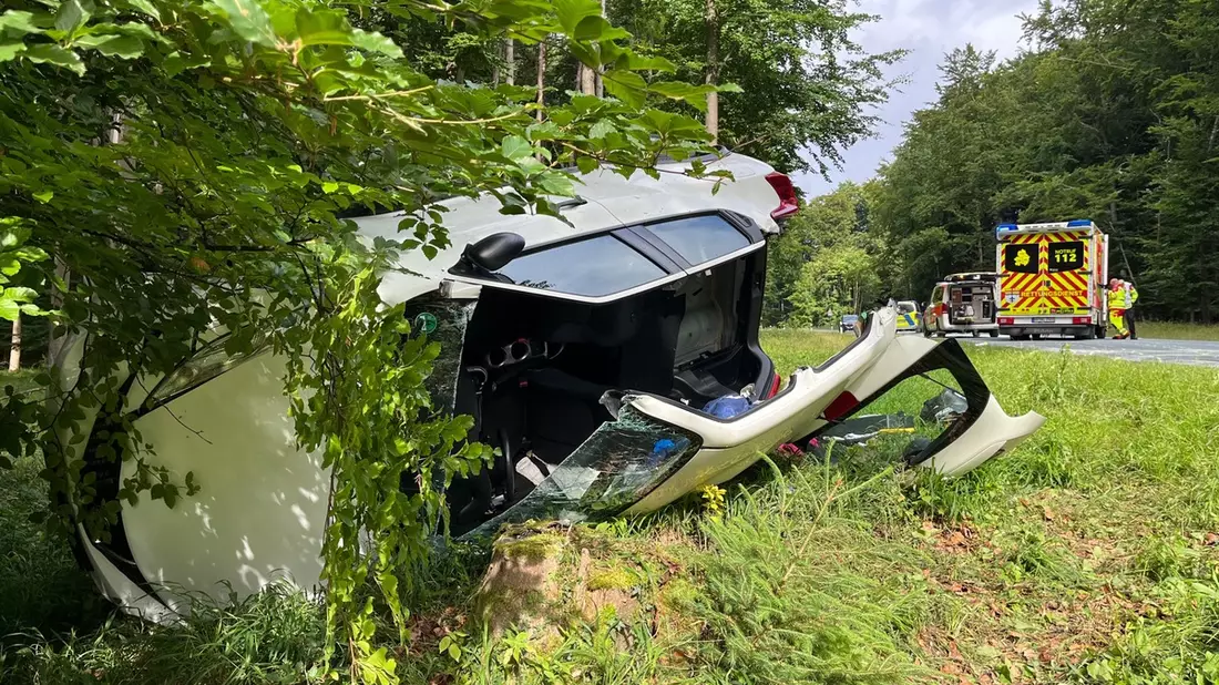 POL-HX: Feuerwehr schneidet eingeklemmte Fahrerin aus dem Auto - Bild: presseportal.de