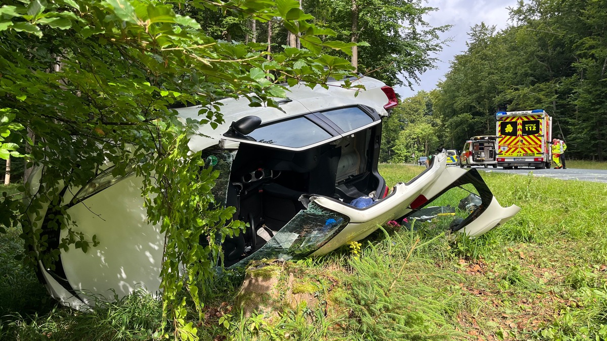 POL-HX: Feuerwehr schneidet eingeklemmte Fahrerin aus dem Auto - Foto: presseportal.de