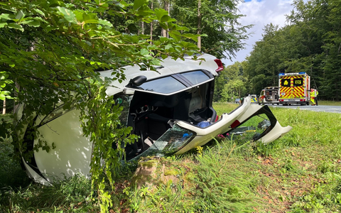 POL-HX: Feuerwehr schneidet eingeklemmte Fahrerin aus dem Auto - Foto: presseportal.de