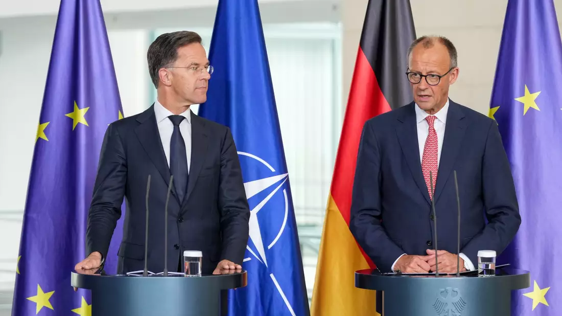 Kanzler Friedrich Merz (CDU) und Nato-Generalsekretär Mark Rutte treffen sich in Berlin zum 70. Jubiläum der Nato-Mitgliedschaft Deutschlands. Es geht auch um einen aktuellen Zwischenfall mit China.  - Bild: Soeren Stache/dpa