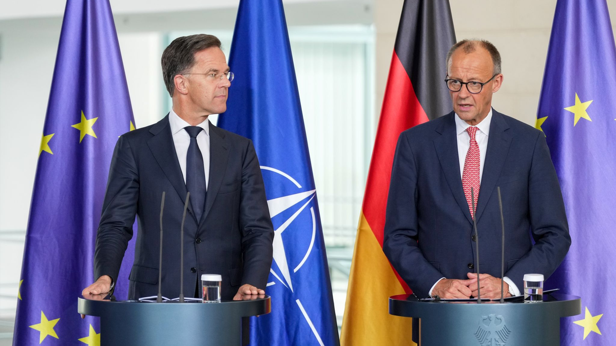 Kanzler Friedrich Merz (CDU) und Nato-Generalsekretär Mark Rutte treffen sich in Berlin zum 70. Jubiläum der Nato-Mitgliedschaft Deutschlands. Es geht auch um einen aktuellen Zwischenfall mit China.  - Foto: Soeren Stache/dpa