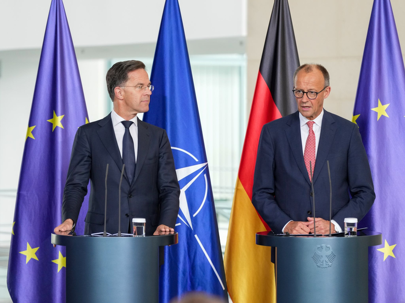 Kanzler Friedrich Merz (CDU) und Nato-Generalsekretär Mark Rutte treffen sich in Berlin zum 70. Jubiläum der Nato-Mitgliedschaft Deutschlands. Es geht auch um einen aktuellen Zwischenfall mit China.  - Foto: Soeren Stache/dpa