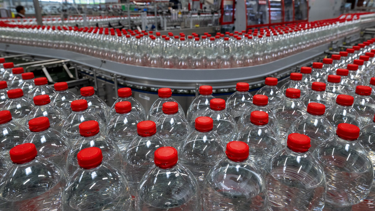 Das Unternehmen Roxane GmbH aus Jessen hat mehrere Mineralwasser wegen Verunreinigung zurückgerufen. (Archivbild) - Foto: Hendrik Schmidt/dpa