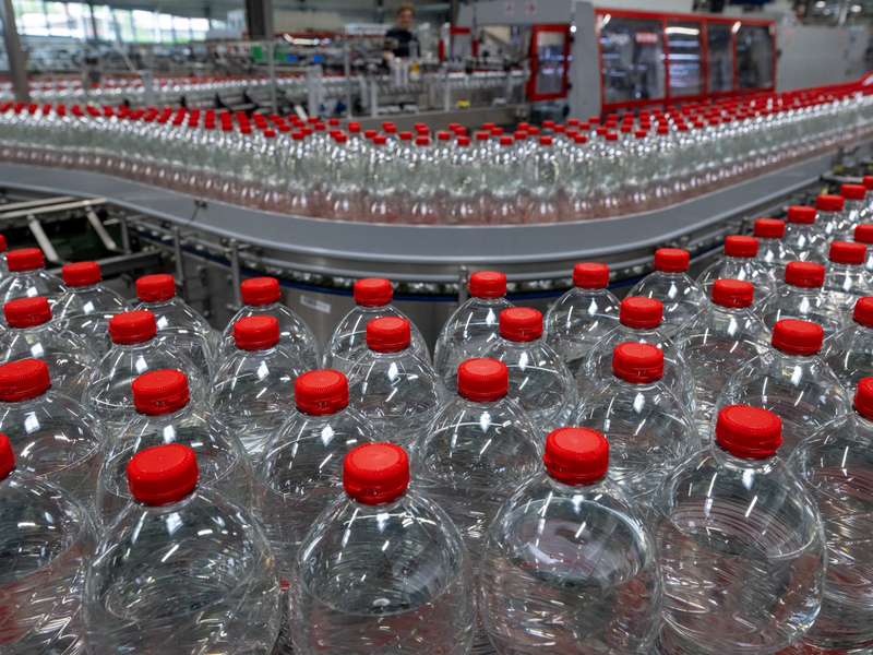 Das Unternehmen Roxane GmbH aus Jessen hat mehrere Mineralwasser wegen Verunreinigung zurückgerufen. (Archivbild) - Foto: Hendrik Schmidt/dpa