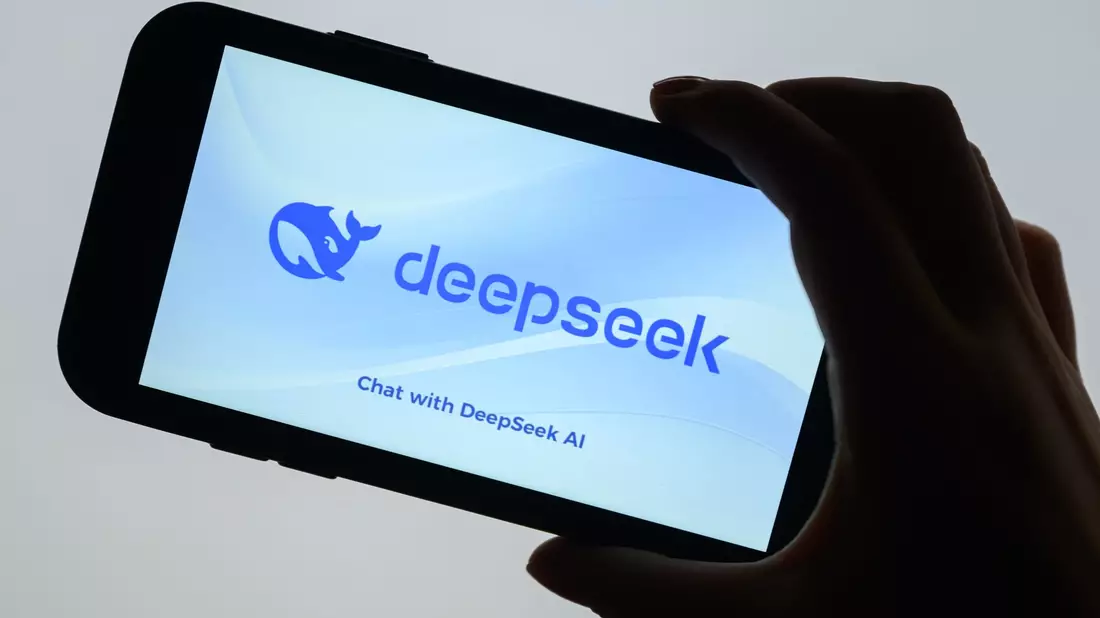 Das Logo des chinesischen KI-Chatbot Deepseek ist auf einem Smartphone zu sehen. - Bild: Patrick Pleul/dpa