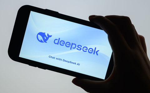 Das Logo des chinesischen KI-Chatbot Deepseek ist auf einem Smartphone zu sehen. - Foto: Patrick Pleul/dpa