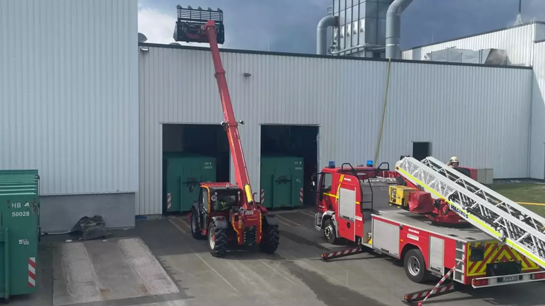 FW Lage: Feuer auf Firmendach - Aufwändiger Großeinsatz für die Feuerwehr Lage - Bild: presseportal.de