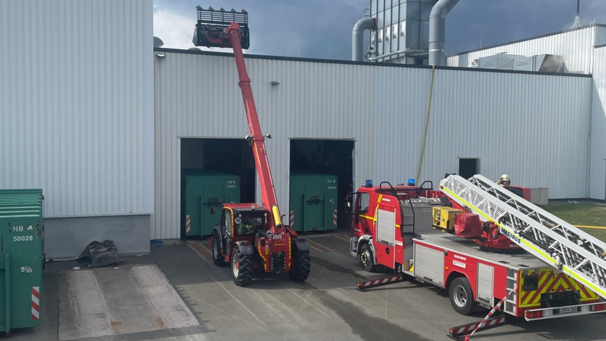 FW Lage: Feuer auf Firmendach - Aufwändiger Großeinsatz für die Feuerwehr Lage - Foto: presseportal.de