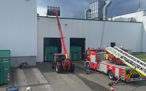 FW Lage: Feuer auf Firmendach - Aufwändiger Großeinsatz für die Feuerwehr Lage - Foto: presseportal.de