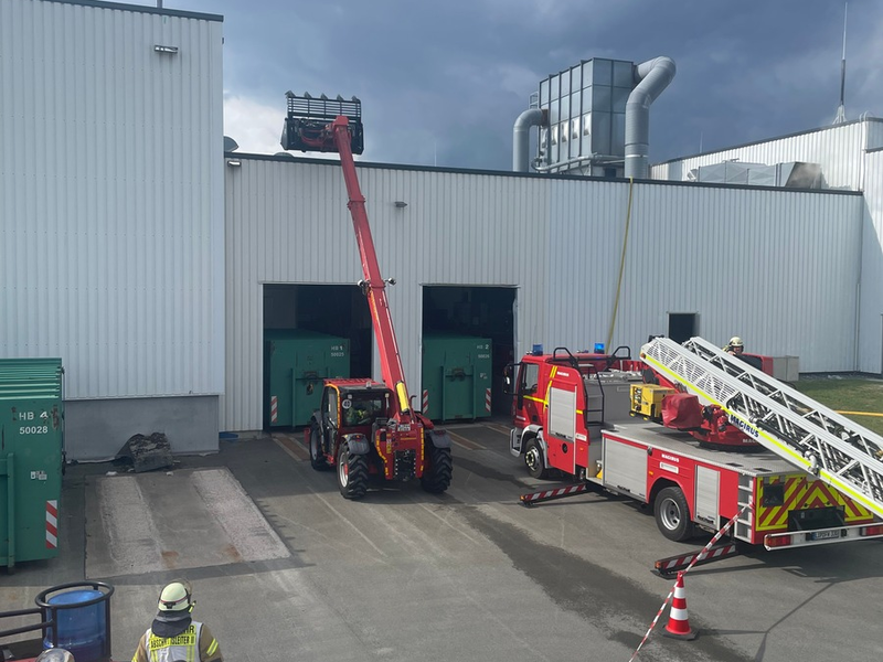FW Lage: Feuer auf Firmendach - Aufwändiger Großeinsatz für die Feuerwehr Lage - Foto: presseportal.de