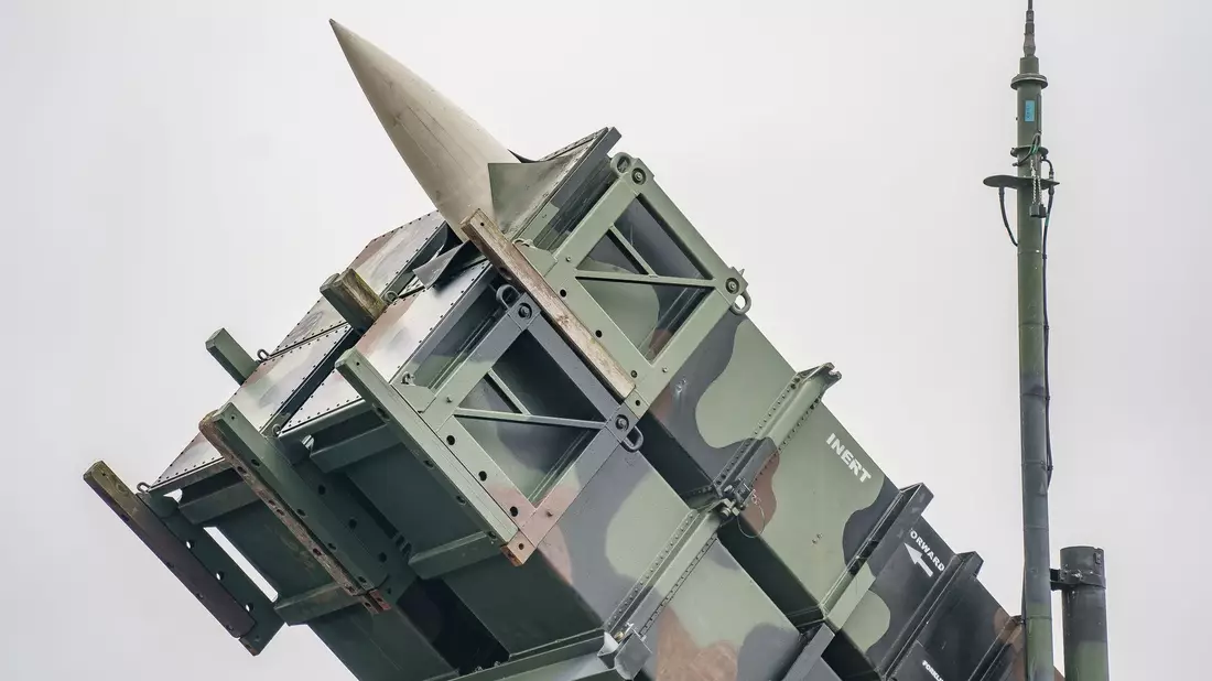 Die von Russland angegriffene Ukraine drängt die westlichen Verbündeten zur Lieferung weiterer Patriot-Flugabwehrsysteme vor allem zur Abwehr von russischen ballistischen Raketen. (Archivbild) - Bild: Axel Heimken/dpa