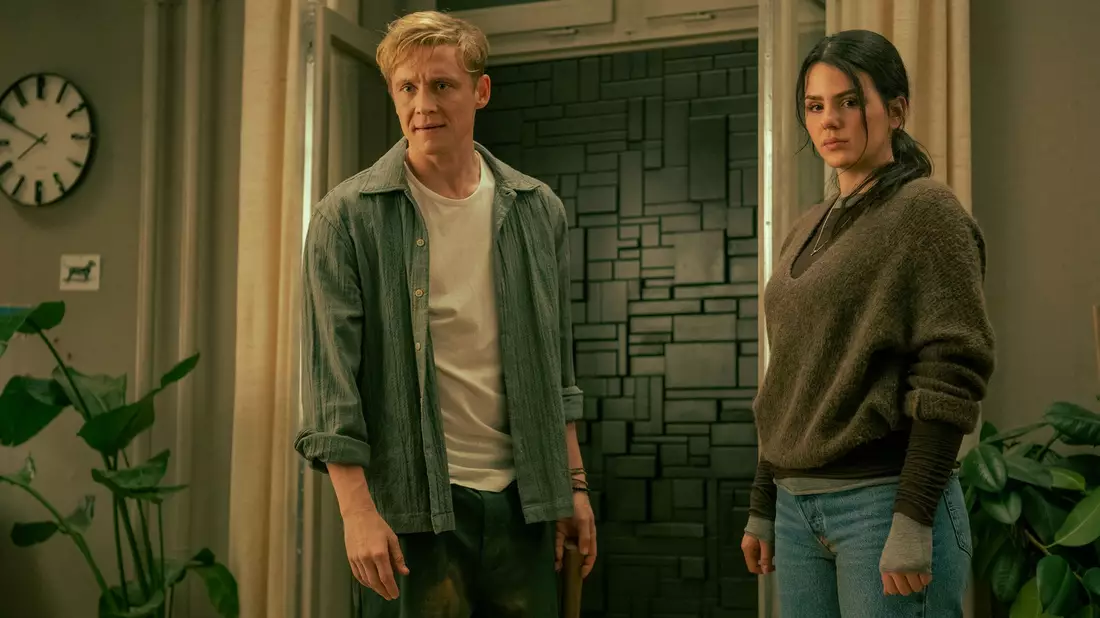 Tim (Matthias Schweighöfer) und Olivia (Ruby O. Fee) kämpfen gegen eine mysteriöse Wand. - Bild: Sasha Ostrov/Netflix/dpa