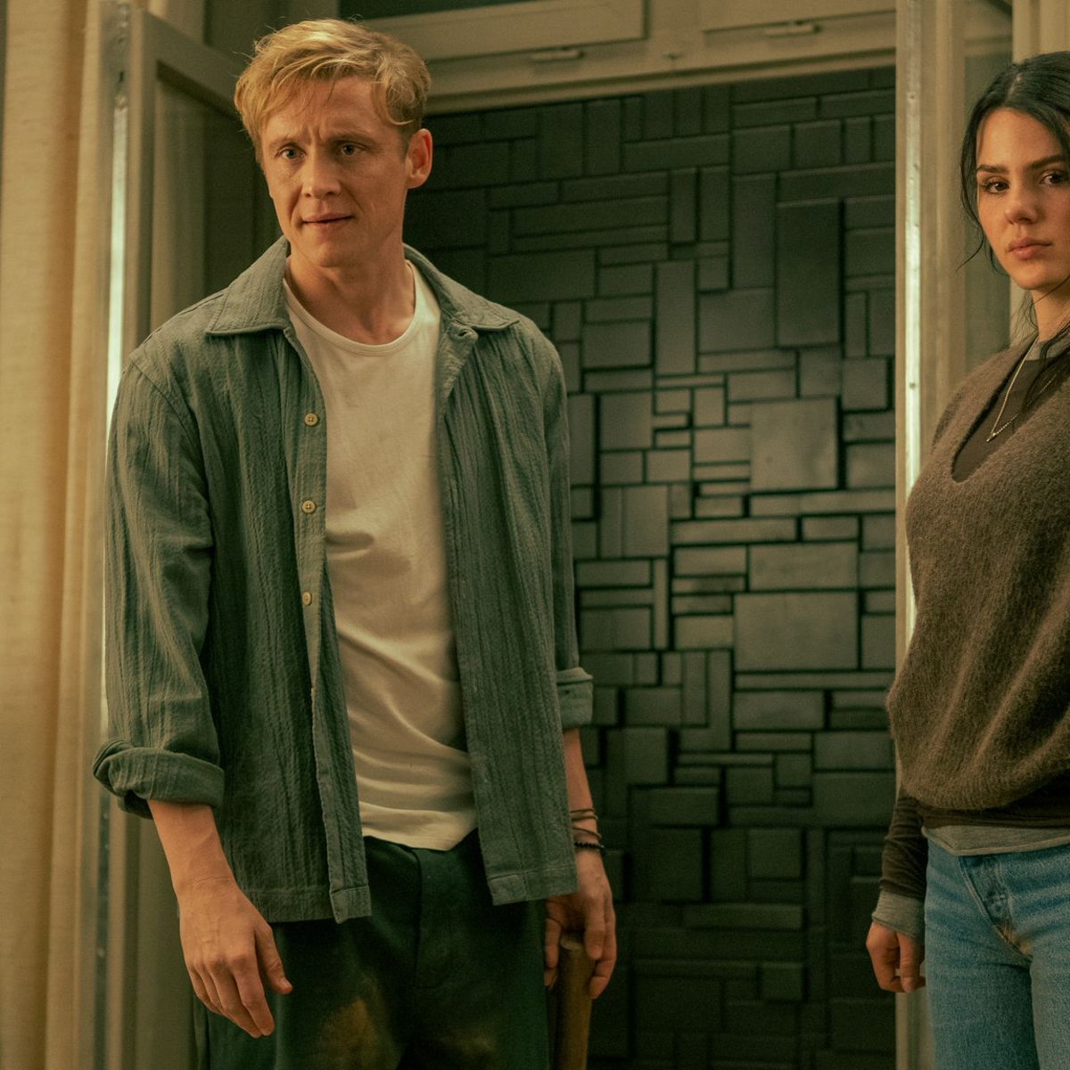 Tim (Matthias Schweighöfer) und Olivia (Ruby O. Fee) kämpfen gegen eine mysteriöse Wand. - Foto: Sasha Ostrov/Netflix/dpa