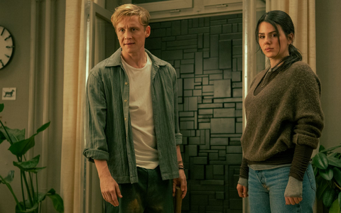 Tim (Matthias Schweighöfer) und Olivia (Ruby O. Fee) kämpfen gegen eine mysteriöse Wand. - Foto: Sasha Ostrov/Netflix/dpa
