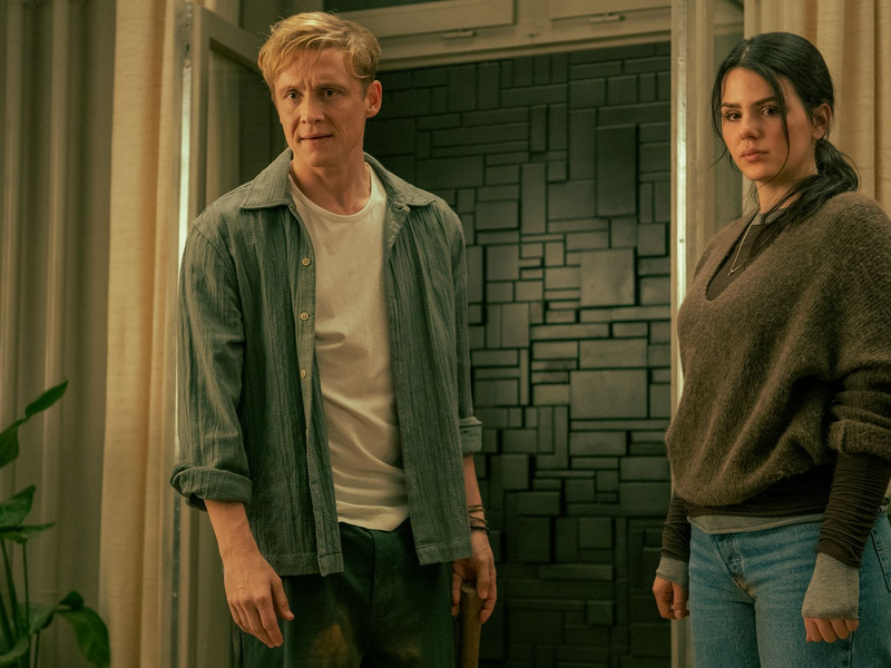 Tim (Matthias Schweighöfer) und Olivia (Ruby O. Fee) kämpfen gegen eine mysteriöse Wand. - Foto: Sasha Ostrov/Netflix/dpa