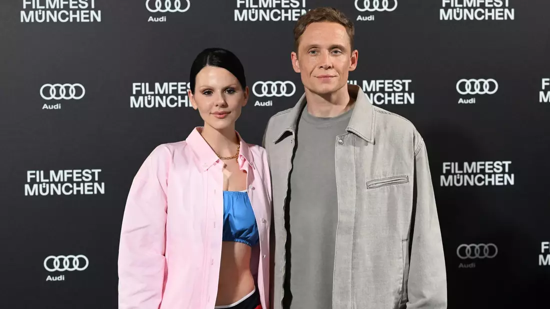 Matthias Schweighöfer und Ruby O. Fee im Kampf gegen eine mysteriöse Mauer - Bild: Felix Hörhager/dpa