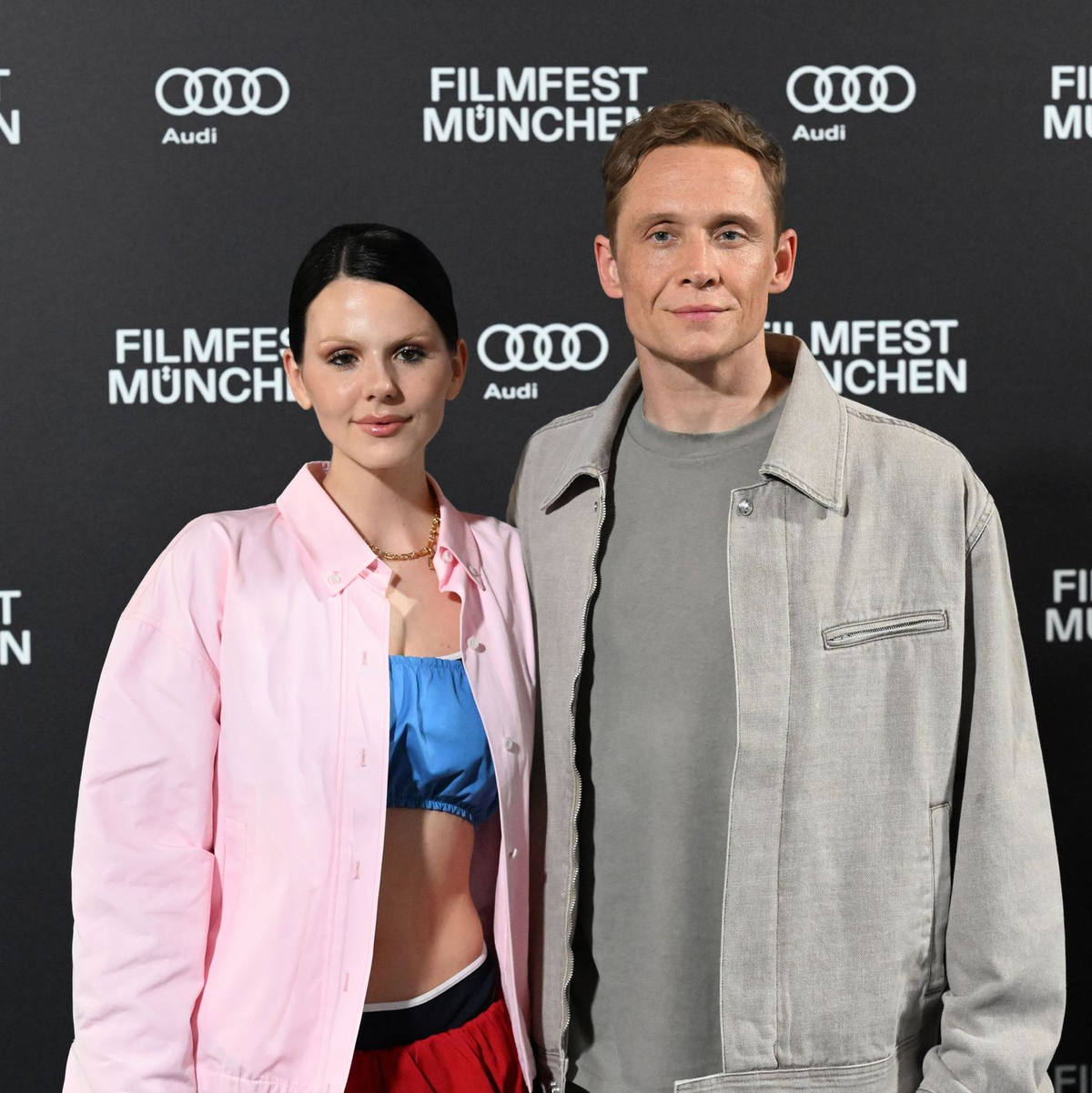 Matthias Schweighöfer und Ruby O. Fee im Kampf gegen eine mysteriöse Mauer - Foto: Felix Hörhager/dpa