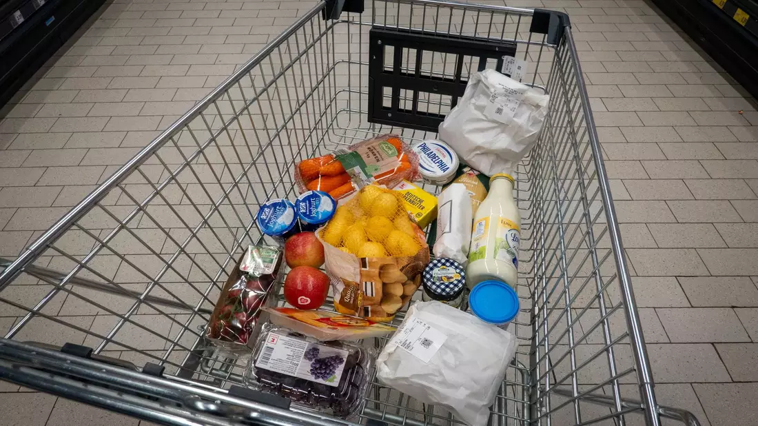 Bei Lebensmitteln spüren die Verbraucher die Inflation besonders deutlich.  - Bild: Soeren Stache/dpa
