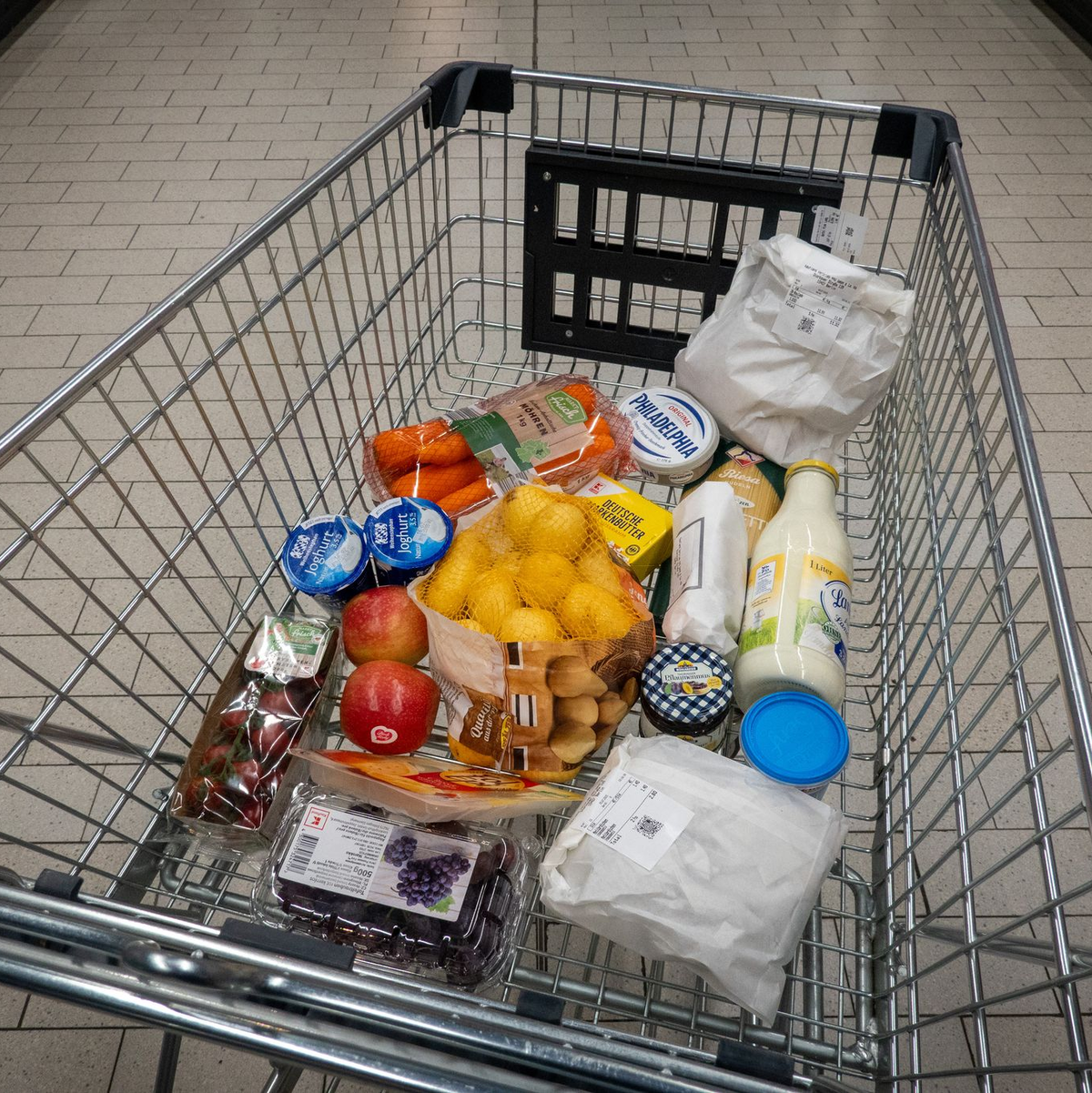 Beim täglichen Einkauf spüren Verbraucherinnen und Verbraucher die Teuerung. - Foto: Soeren Stache/dpa