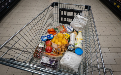Beim täglichen Einkauf spüren Verbraucherinnen und Verbraucher die Teuerung. - Foto: Soeren Stache/dpa