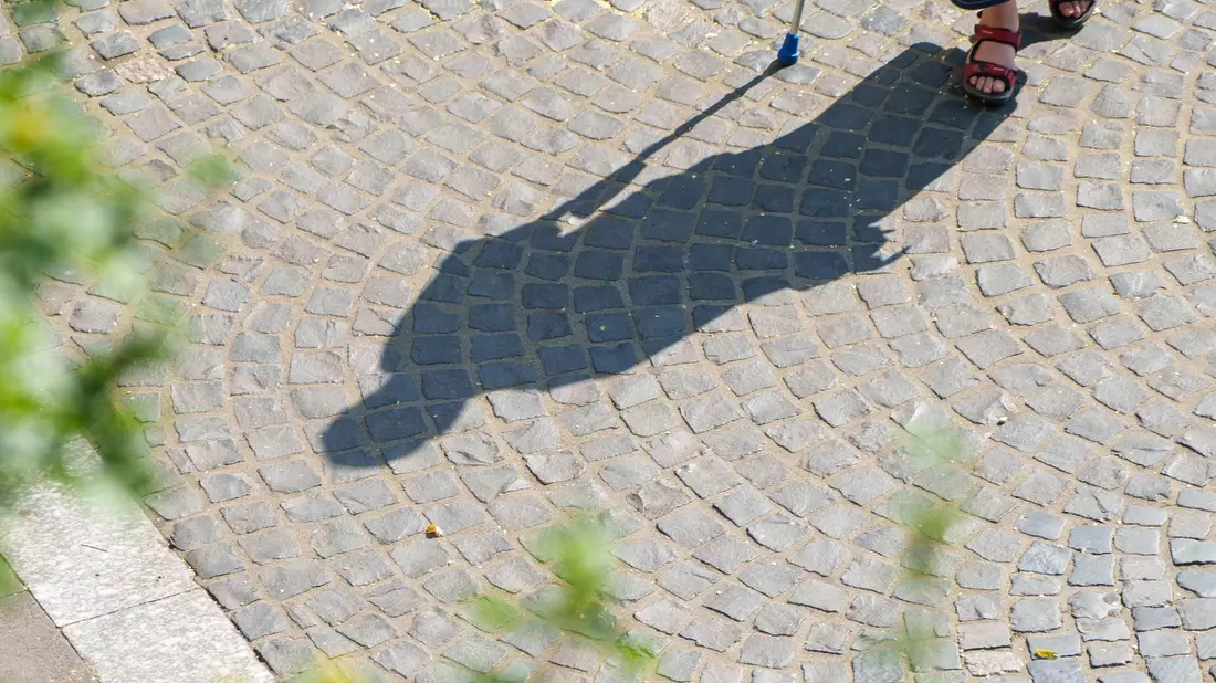 Dicht bebaute Städte heizen sich während einer Hitzewelle besonders intensiv auf. (Archivbild) - Bild: Andreas Arnold/dpa