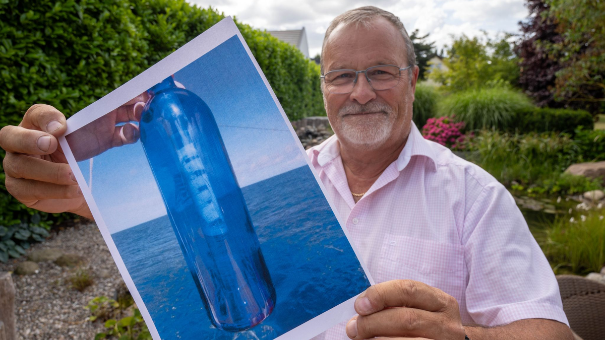 Clint Buffington hat die Flaschenpost gefunden. - Foto: Stefan Sauer/dpa