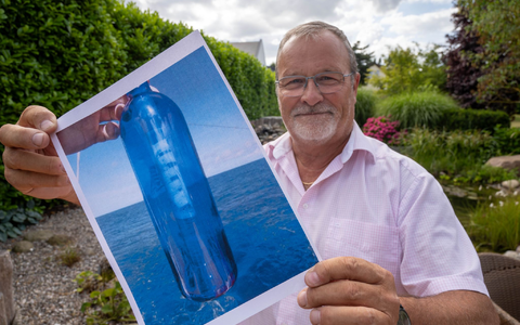 Clint Buffington hat die Flaschenpost gefunden. - Foto: Stefan Sauer/dpa