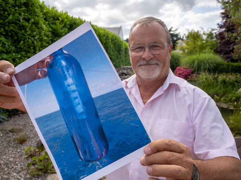 Clint Buffington hat die Flaschenpost gefunden. - Foto: Stefan Sauer/dpa