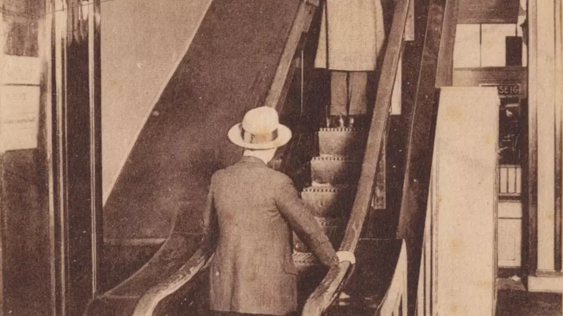 Eine Postkarte aus dem Kölnischen Stadtmuseum zeigt die erste deutsche Rolltreppe im Kölner Kaufhaus Tietz im Jahr 1925. - Bild: Kölnisches Stadtmuseum/dpa