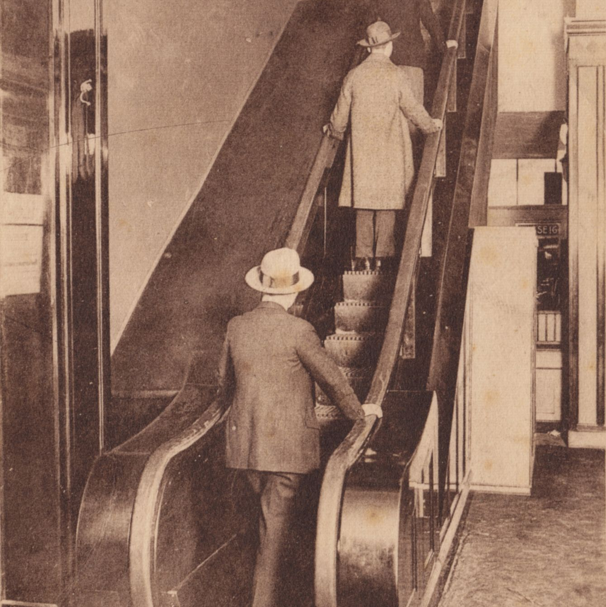 Eine Postkarte aus dem Kölnischen Stadtmuseum zeigt die erste deutsche Rolltreppe im Kölner Kaufhaus Tietz im Jahr 1925. - Foto: Kölnisches Stadtmuseum/dpa