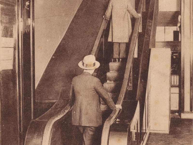 Eine Postkarte aus dem Kölnischen Stadtmuseum zeigt die erste deutsche Rolltreppe im Kölner Kaufhaus Tietz im Jahr 1925. - Foto: Kölnisches Stadtmuseum/dpa