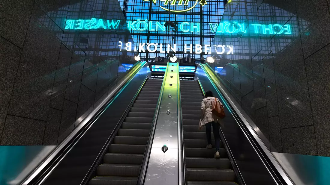 Vor 100 Jahren wurde in Köln die erste Rolltreppe Deutschlands eröffnet - Bild: Roberto Pfeil/dpa