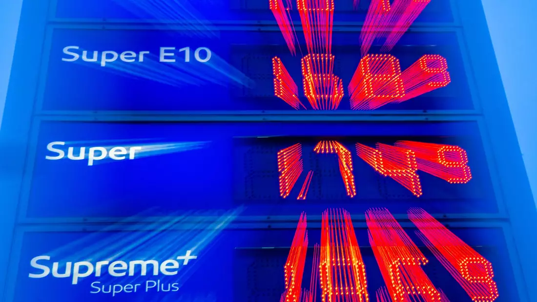 Die Preise für Treibstoff sind ein wesentlicher Faktor bei der Inflation.  - Bild: Jens Büttner/dpa
