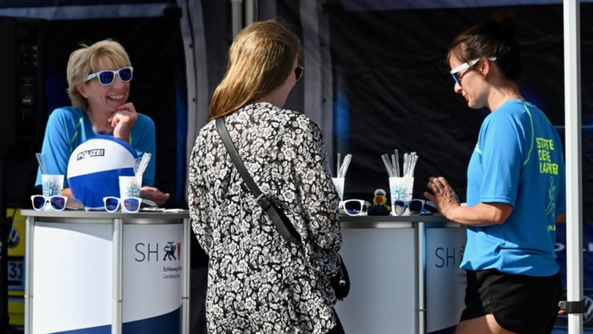 POL-IZ: 250710.1 Büsum: Polizei informiert am Strand über Beruf und Bewerbung - Foto: presseportal.de