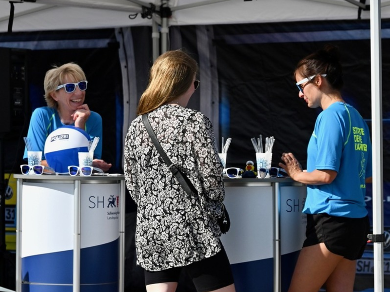 POL-IZ: 250710.1 Büsum: Polizei informiert am Strand über Beruf und Bewerbung - Foto: presseportal.de