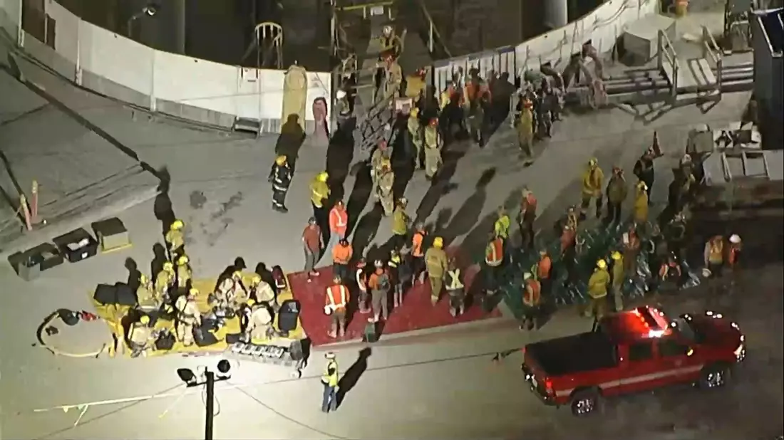 Ersten Berichten zufolge kletterten einige Arbeiter über lose Erde und wurden dann mit einem Tunnelfahrzeug zum Ausgang gebracht. - Bild: -/KABC/ABC7 Los Angeles via AP/dpa