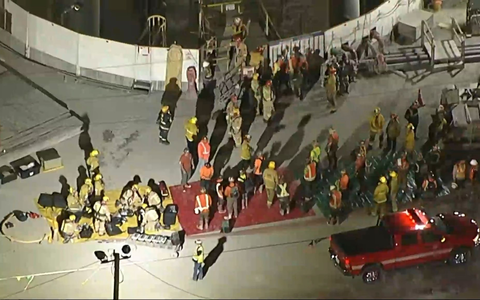 Ersten Berichten zufolge kletterten einige Arbeiter ĂŒber lose Erde und wurden dann mit einem Tunnelfahrzeug zum Ausgang gebracht. - Foto: -/KABC/ABC7 Los Angeles via AP/dpa Ersten Berichten zufolge kletterten einige Arbeiter ĂŒber lose Erde und wurden dann mit einem Tunnelfahrzeug zum Ausgang gebracht. - Foto: -/KABC/ABC7 Los Angeles via AP/dpa