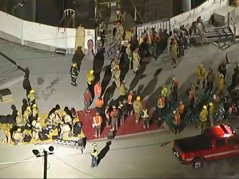 Ersten Berichten zufolge kletterten einige Arbeiter über lose Erde und wurden dann mit einem Tunnelfahrzeug zum Ausgang gebracht. - Foto: -/KABC/ABC7 Los Angeles via AP/dpa