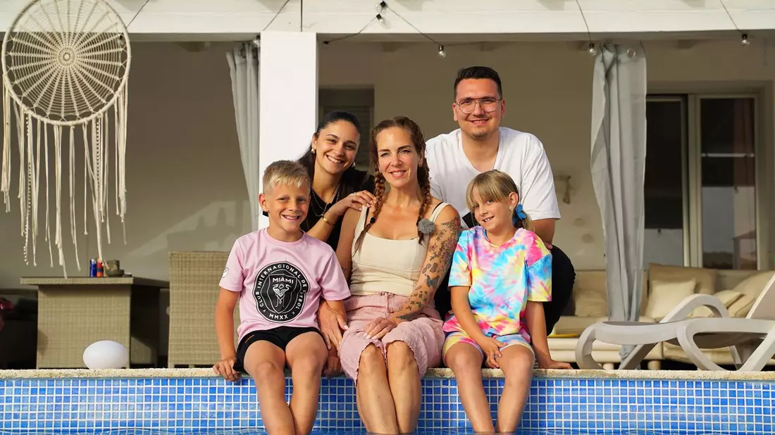 Start der neuen Folgen; Diese Büchners - Familientrubel unter Palmen - Joelinas Abschied und Dannis Playboy-Pläne - Bild: presseportal.de