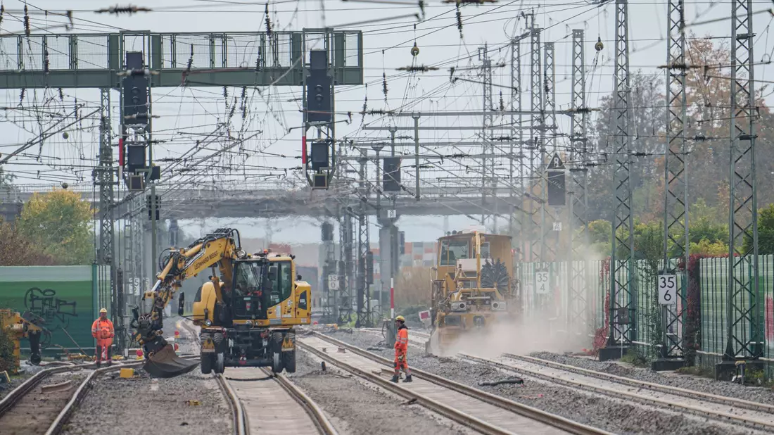 Auf der Riedbahn zwischen Frankfurt und Mannheim wurde bereits gebaut - viele weitere Generalsanierungen werden sich dagegen deutlich verzögern. (Archivbild) - Bild: Andreas Arnold/dpa