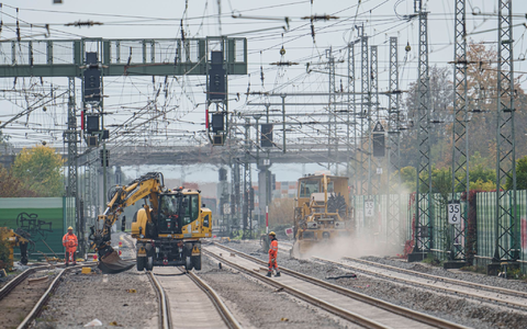 Auf der Riedbahn zwischen Frankfurt und Mannheim wurde bereits gebaut - viele weitere Generalsanierungen werden sich dagegen deutlich verzögern. (Archivbild) - Foto: Andreas Arnold/dpa