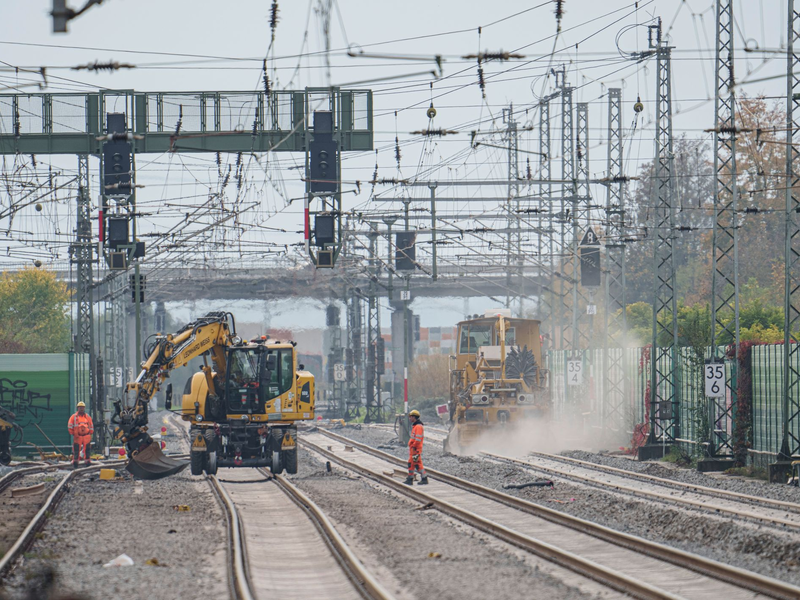 Auf der Riedbahn zwischen Frankfurt und Mannheim wurde bereits gebaut - viele weitere Generalsanierungen werden sich dagegen deutlich verzögern. (Archivbild) - Foto: Andreas Arnold/dpa
