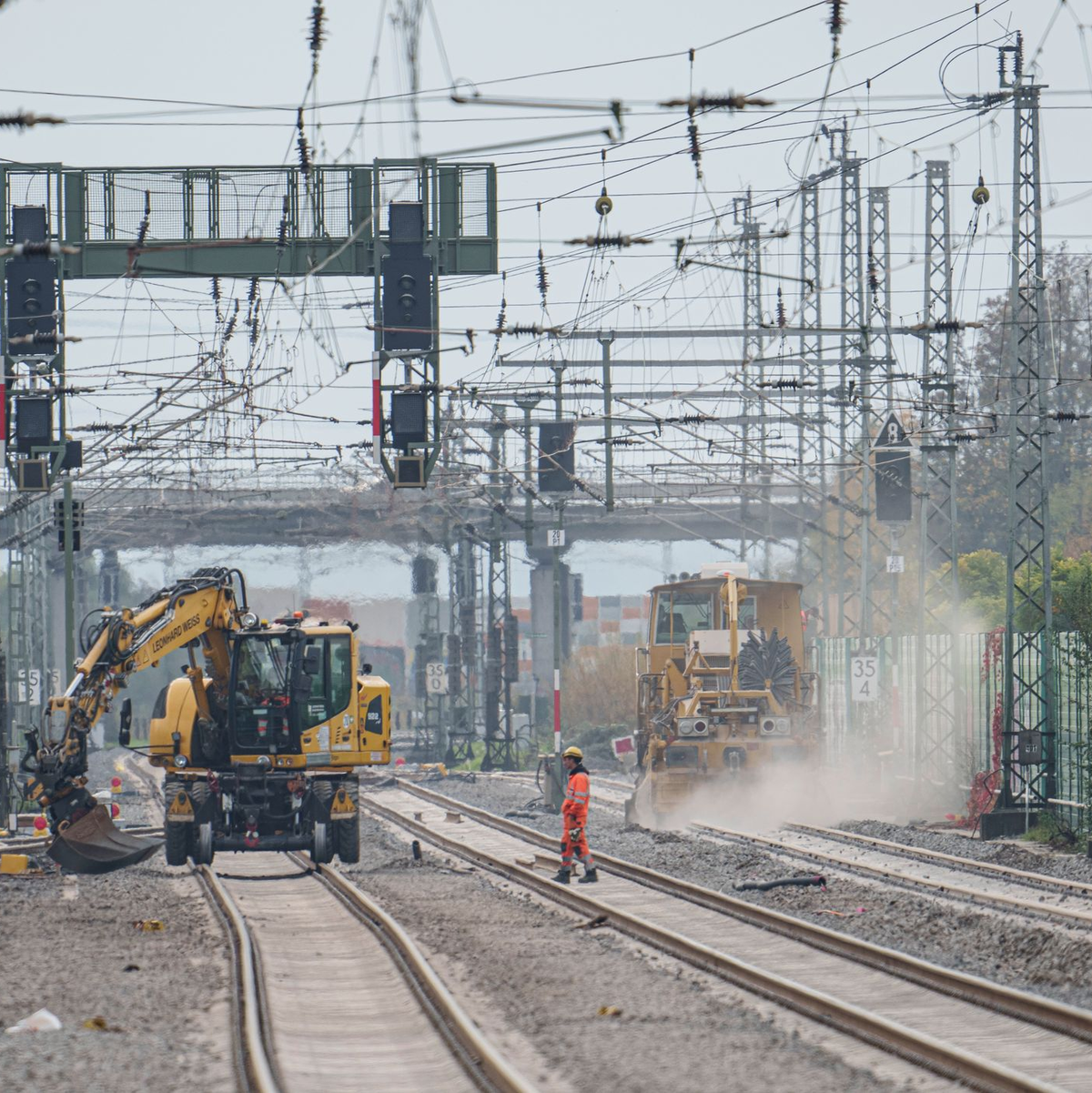 Auf der Riedbahn zwischen Frankfurt und Mannheim wurde bereits gebaut - viele weitere Generalsanierungen werden sich dagegen deutlich verzögern. (Archivbild) - Foto: Andreas Arnold/dpa